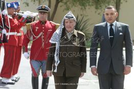 Image du Maroc Professionnelle de  Sa Majesté Mohammed VI roi du Maroc raccompagne le Président Yasser Arafat après avoir eu, à cette occasion, des entretiens avec le leader palestinien au palais royale de Rabat, le 16 Mars 2001. (Photo / Abdeljalil Bounhar)